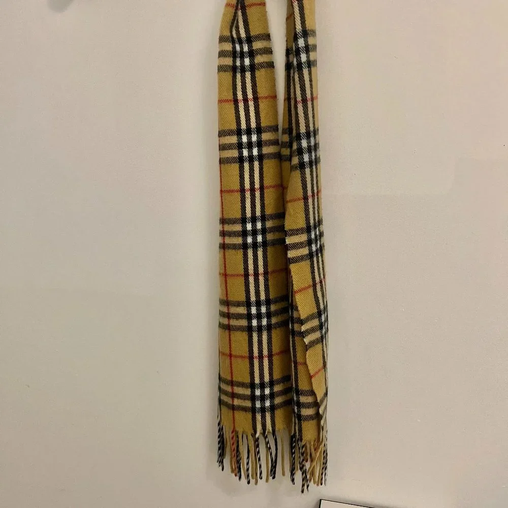 Burberry The Classic check wool scarf Authentic - Picture 1 of 2